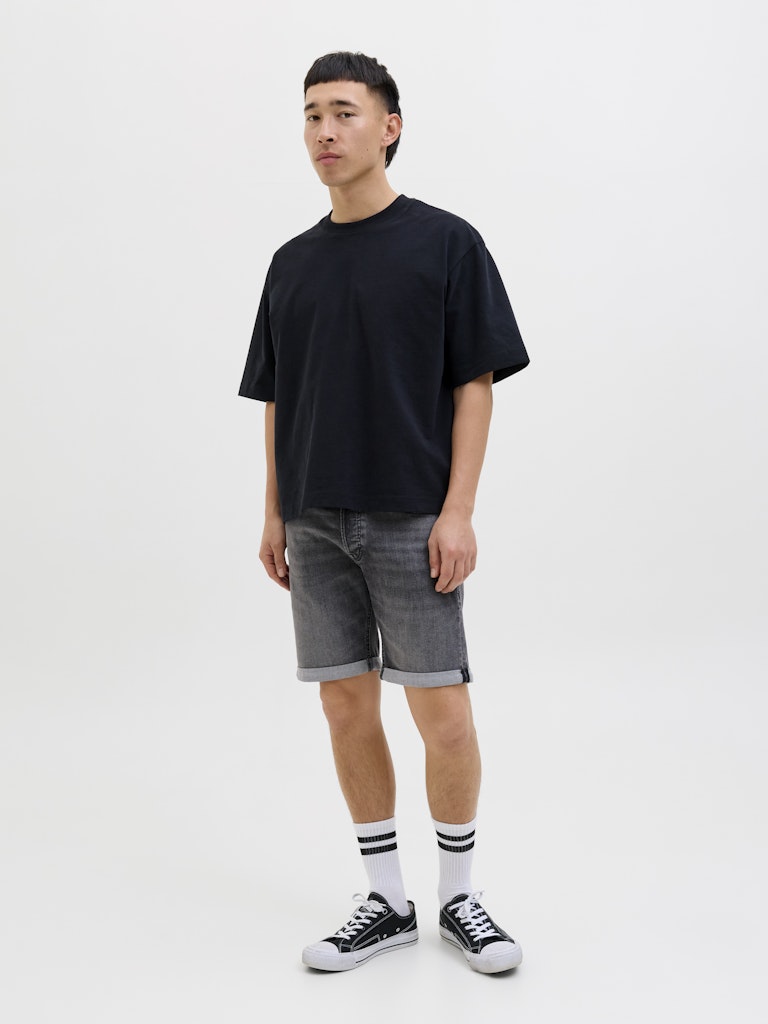 شورت جينز رمادي للرجال – ستايل ستايل خفيف