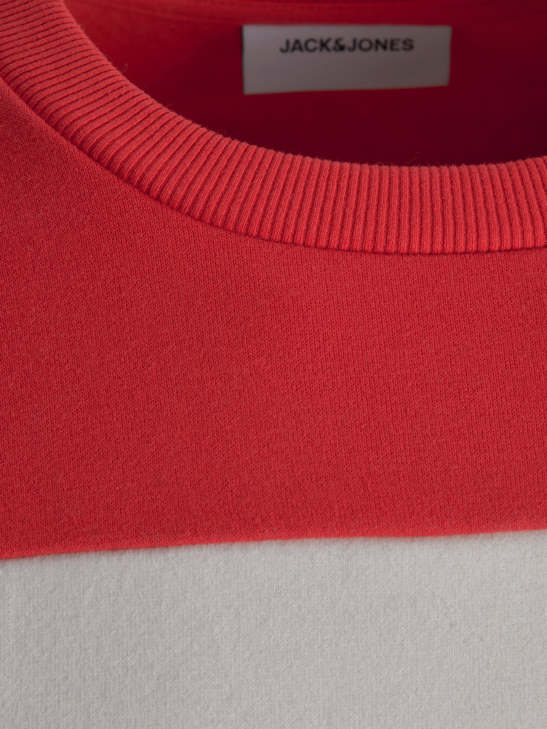 تفاصيل رقبة سويت شيرت جاك اند جونز 