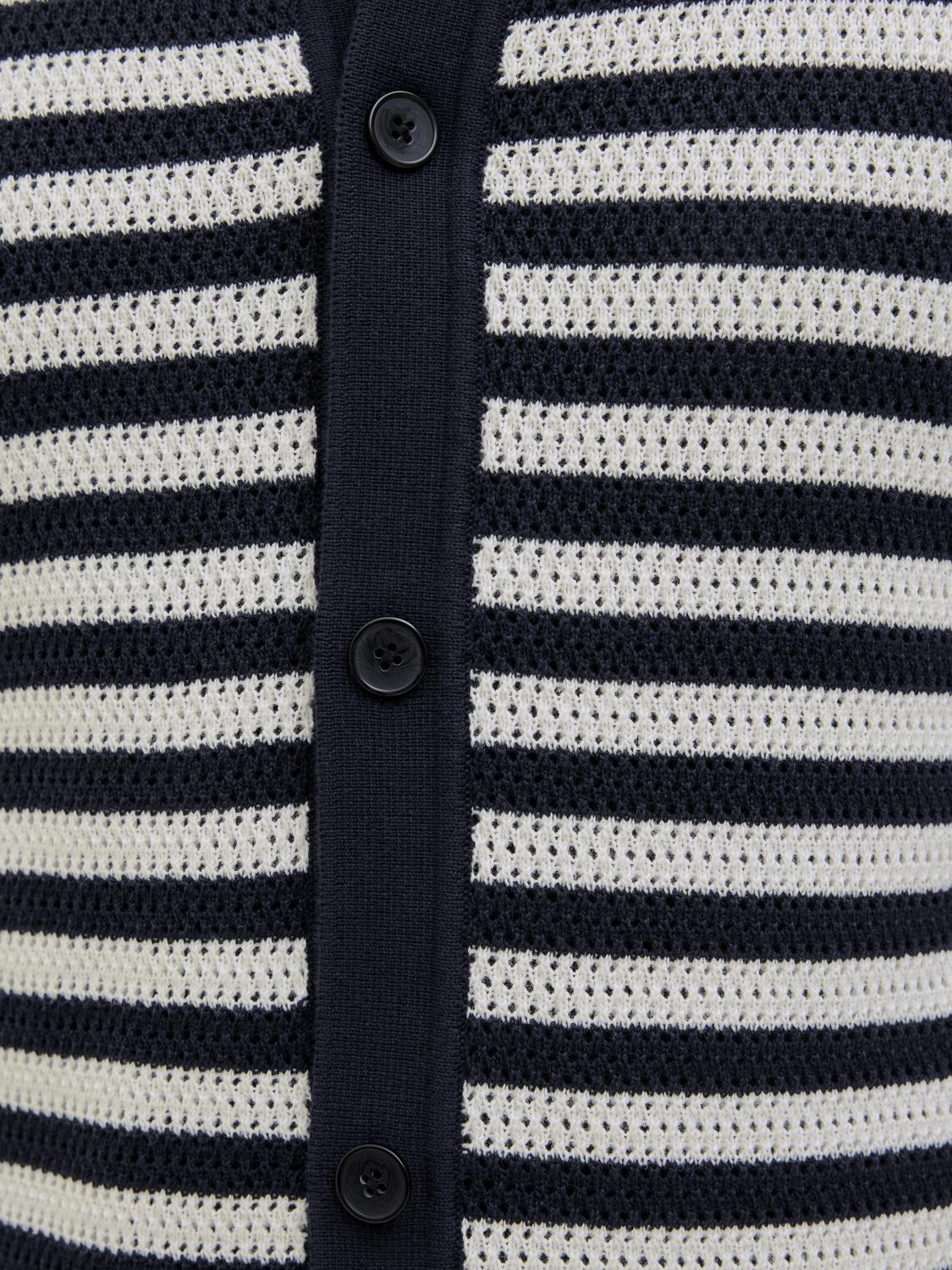 عرض لياقة القميص بولو الرجالي من جاك آند جونز مع تفاصيل الأزرار.