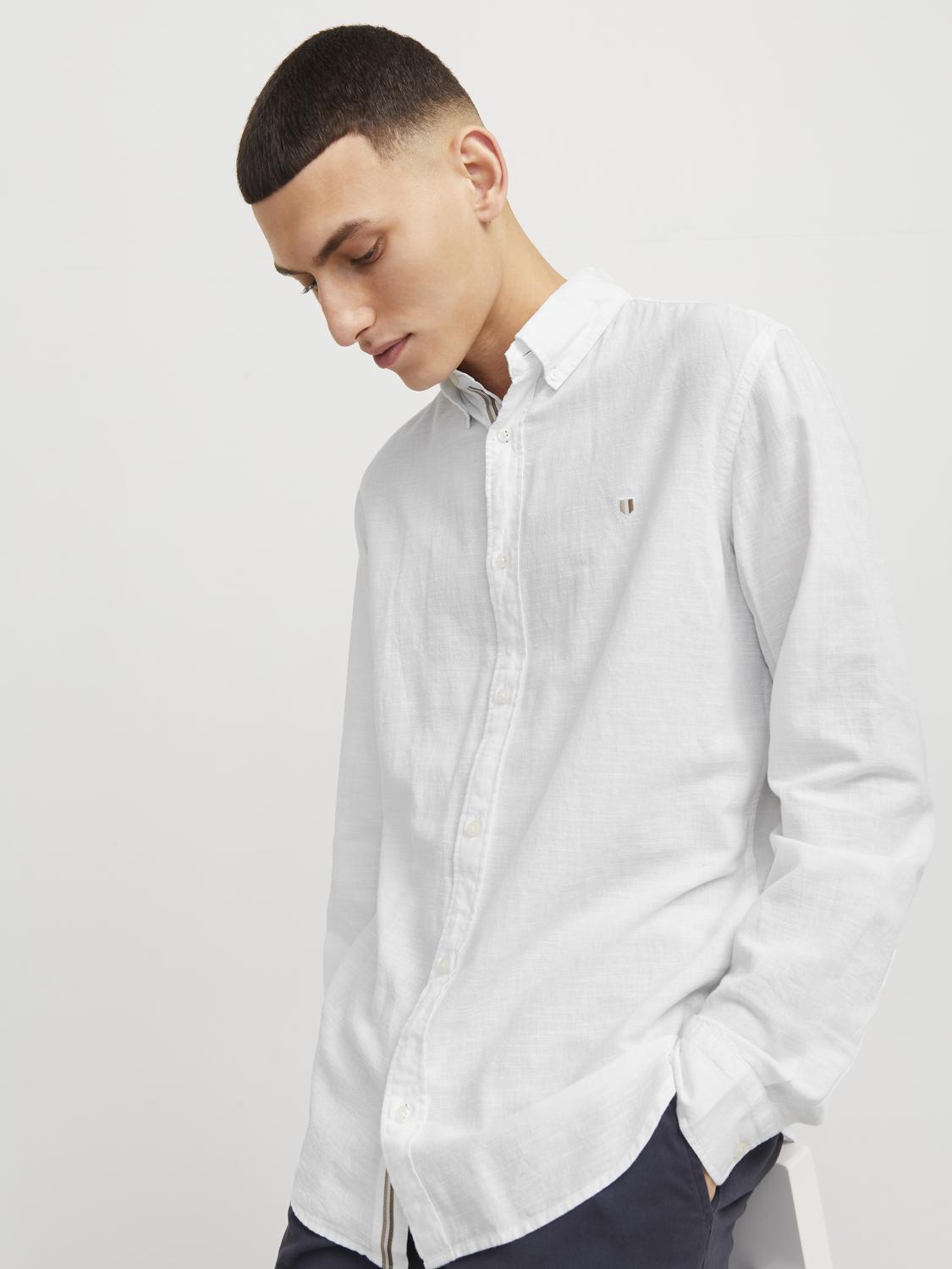 قميص رجالي سادة من جاك آند جونز يظهر التصميم الجانبي والأكمام الطويلة