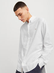 قميص رجالي سادة من جاك آند جونز يظهر التصميم الجانبي والأكمام الطويلة