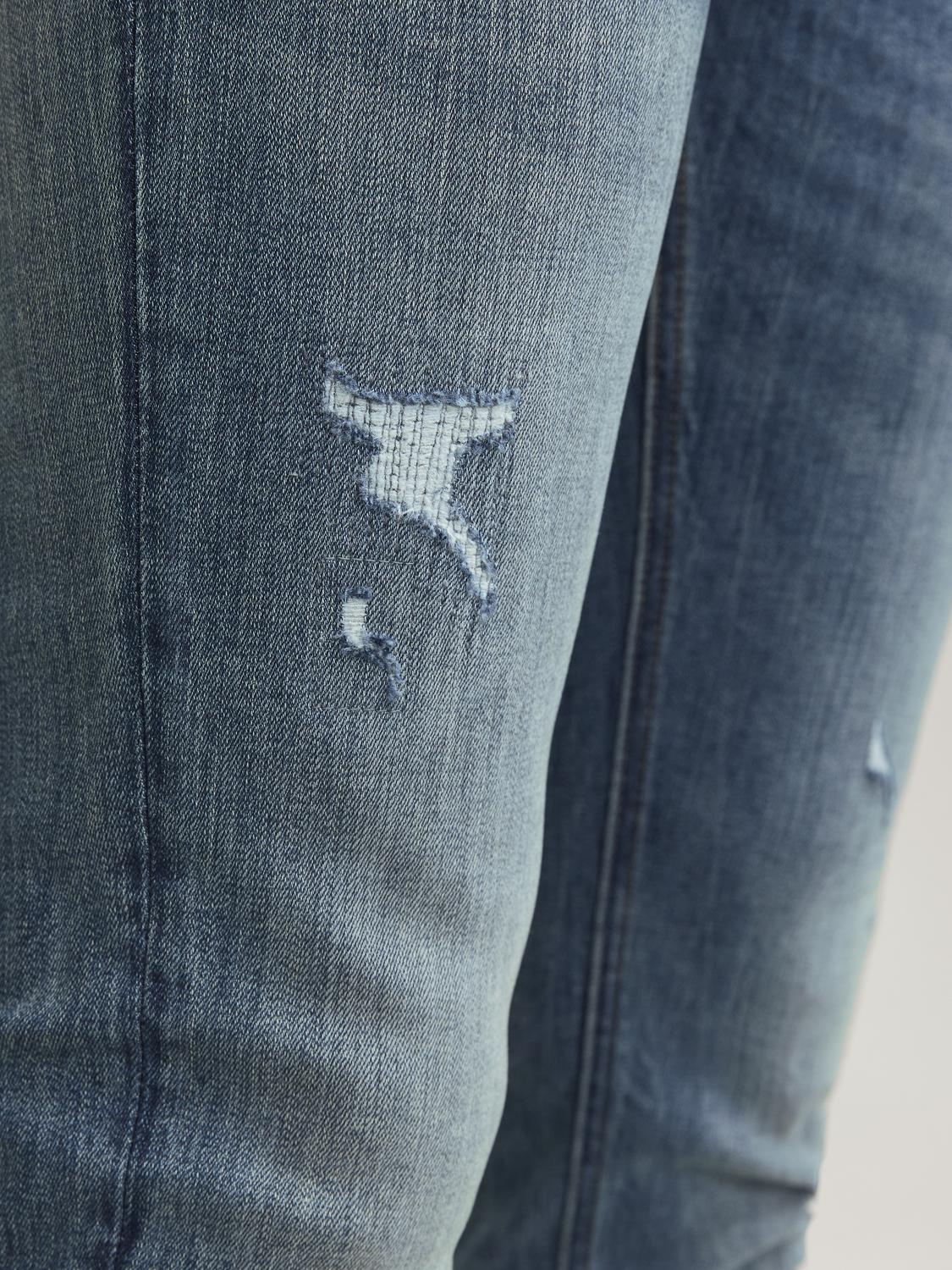 تفاصيل الجينز جيجي ليام الأزرق من الخلف مع جيوب خلفية مدببة.