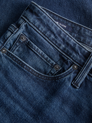 صورة مقربة لجيوب جينز دنيم رجالي أزرق