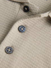 قميص بولو رجالي قطن نص كم كاكي من جاك آند جونز تفاصيل الزراير والياقة