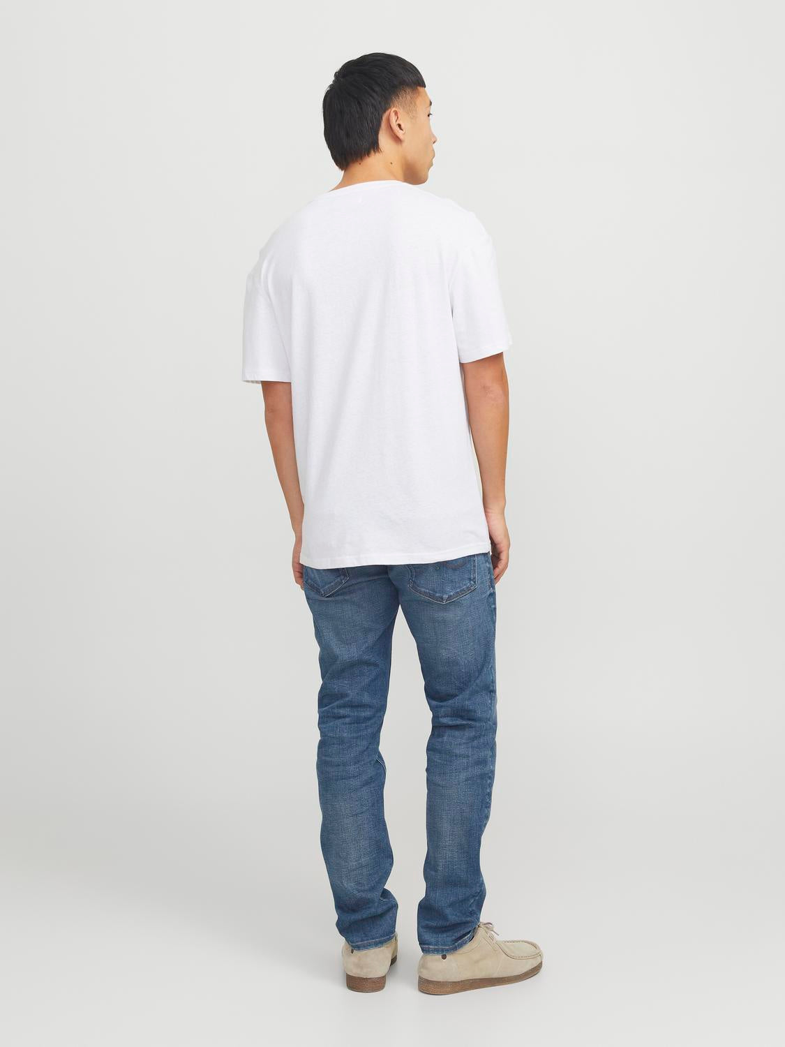 تفاصيل الخصر لبنطلون جينز جيجيمايك الأزرق مع تصميم تايبد فيت