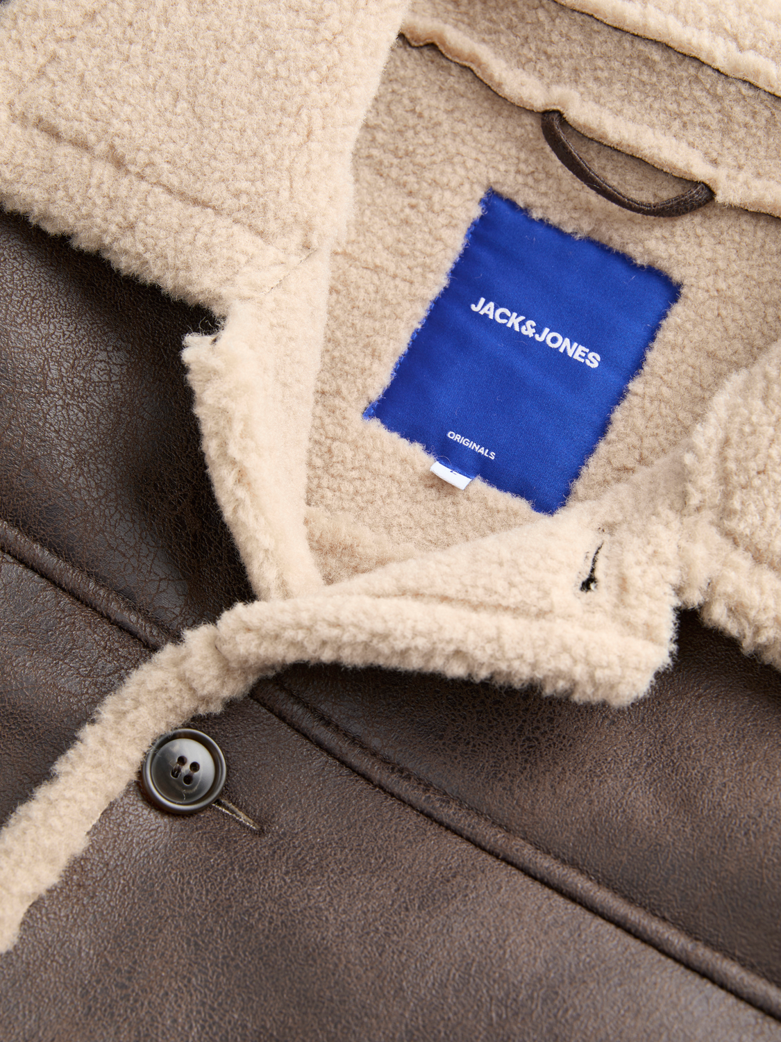 تفاصيل رقبة جاكيت جوركامبريدج