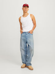 شخص يرتدي جينز جيا ليكس الأزرق مع تيشيرت أبيض وقبعة حمراء، يعكس الإطلالة الشبابية العصريّة والمريحة