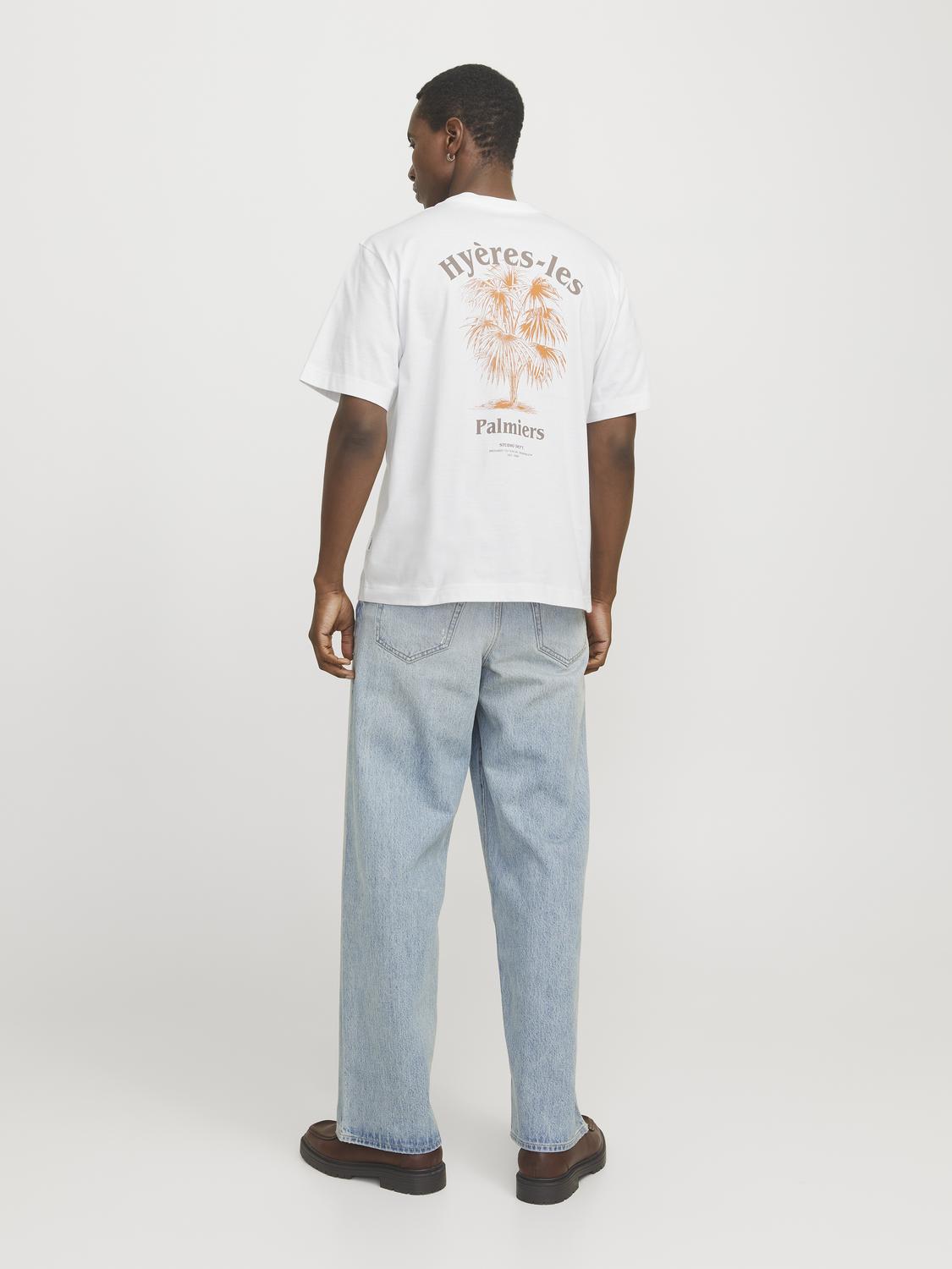 تيشيرت أبيض مسطح من الخلف يظهر الطباعة بالكامل