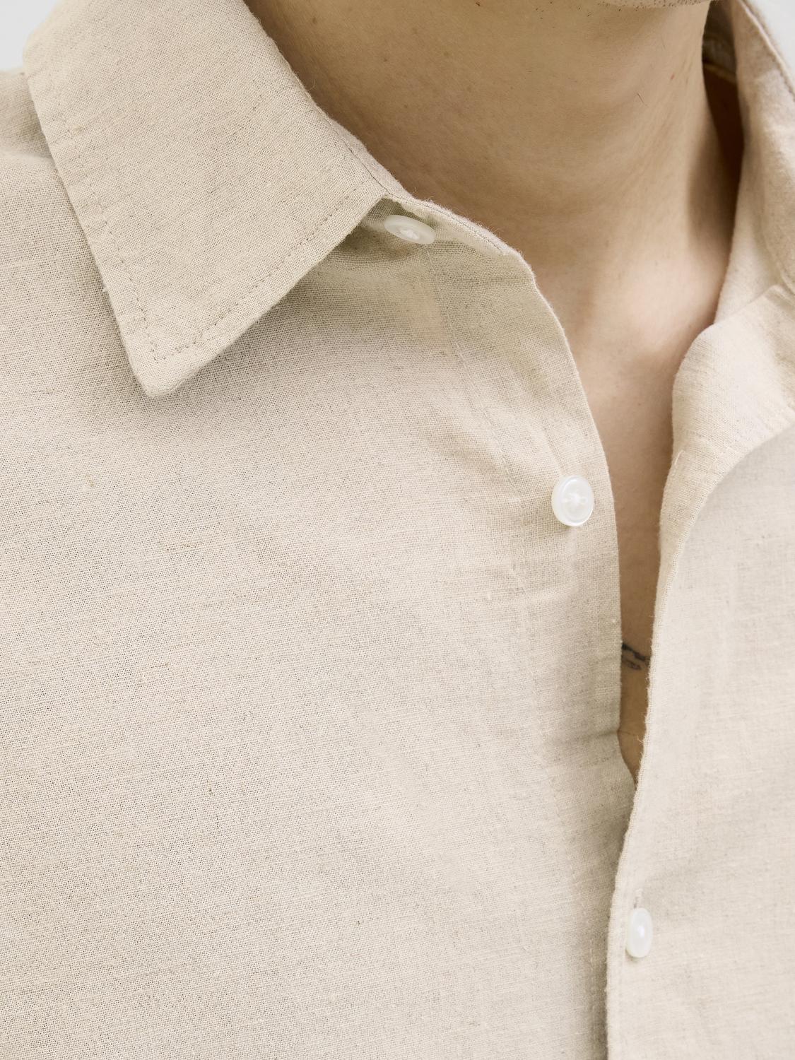 ياقة القميص الرجالي البيج من الأمام