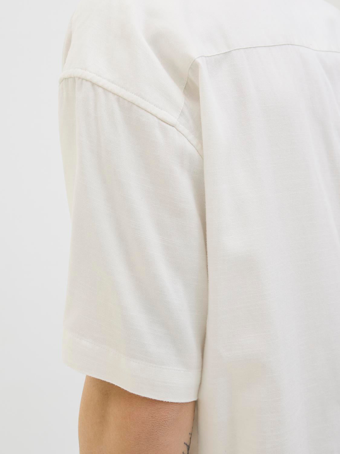 قميص رجالي أبيض Cloud Dancer بأكمام قصيرة