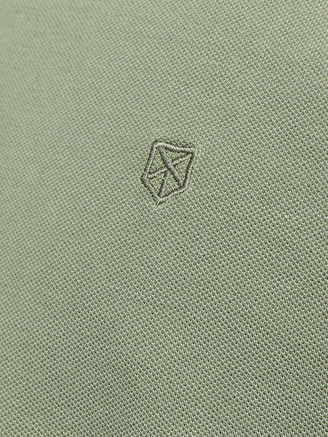 ظهر قميص بولو رجالي قطن نص كم داكن آيفي من جاك آند جونز مع تطريز الشعار على الجزء الخلفي.