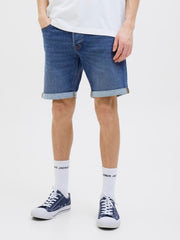 موديل يلبس شورت جينز رجالي كاجوال