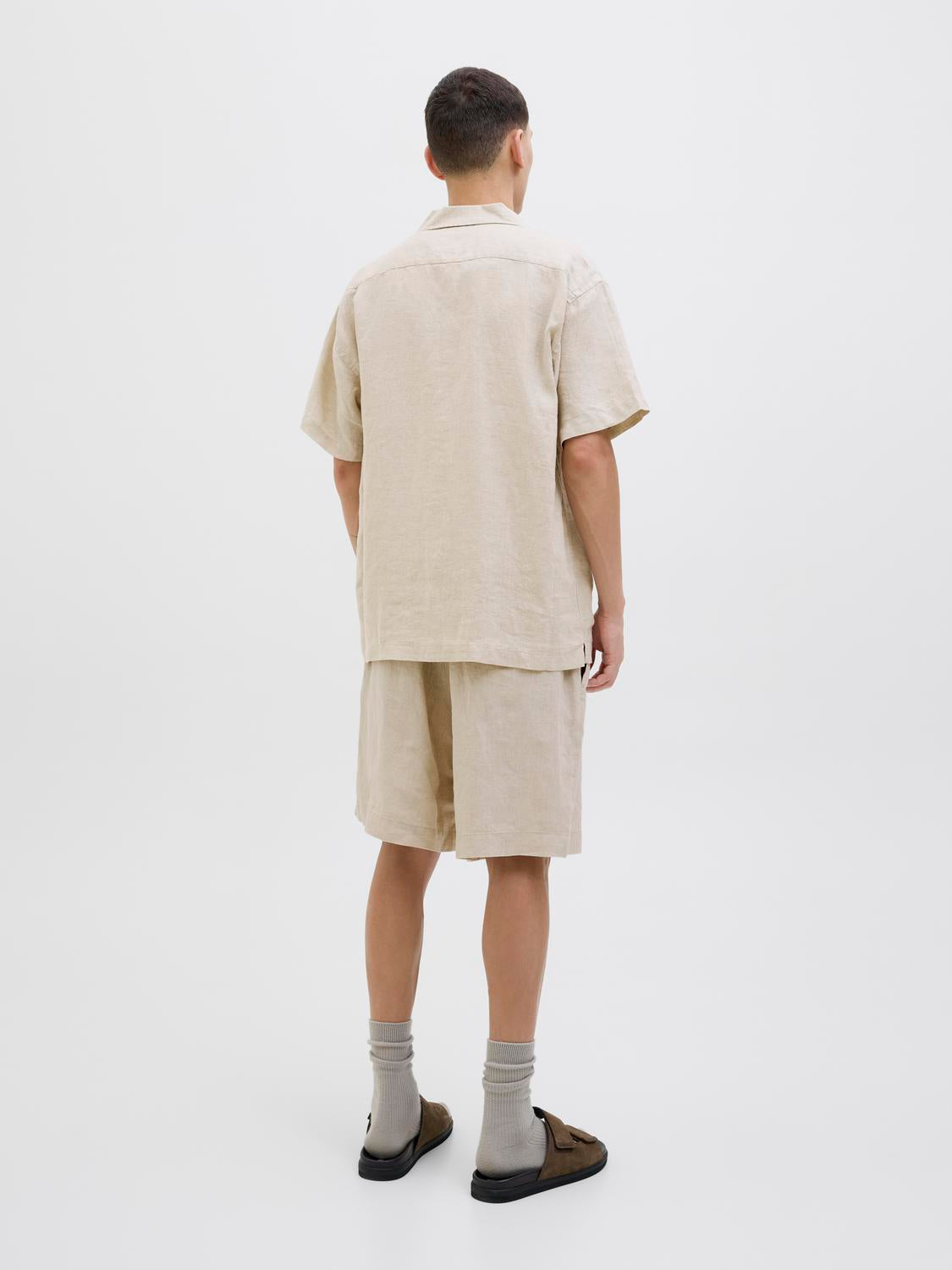 إطلالة أمامية وخلفية للقميص.