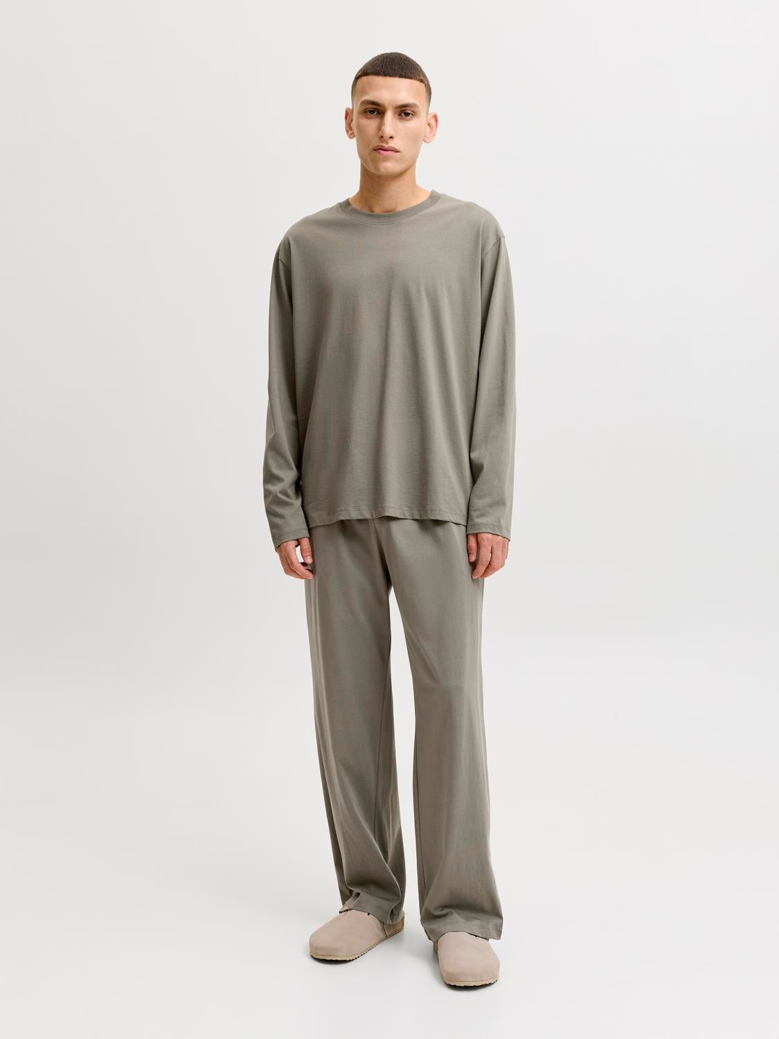 model_shot-front
