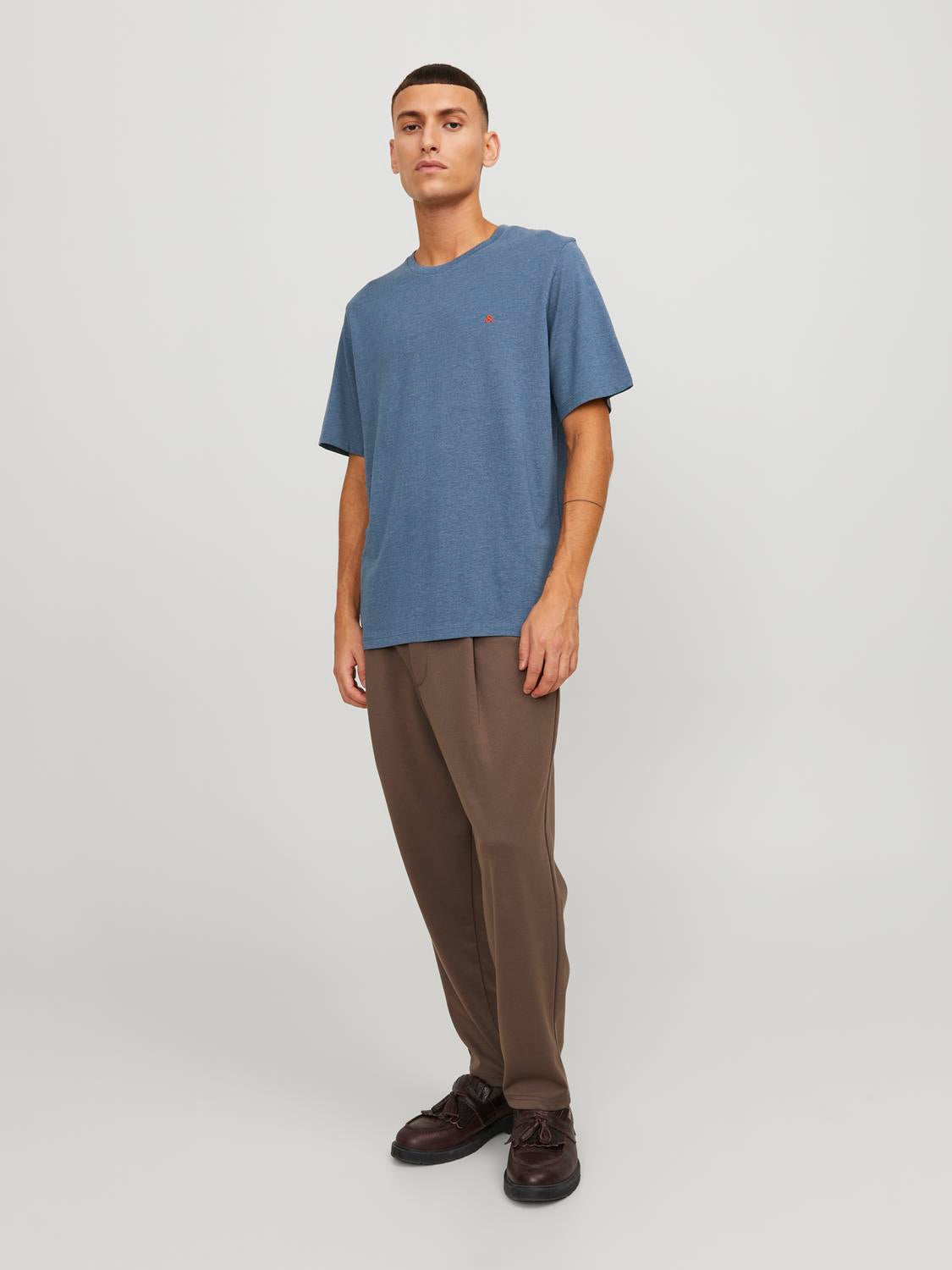 model_shot-front_full