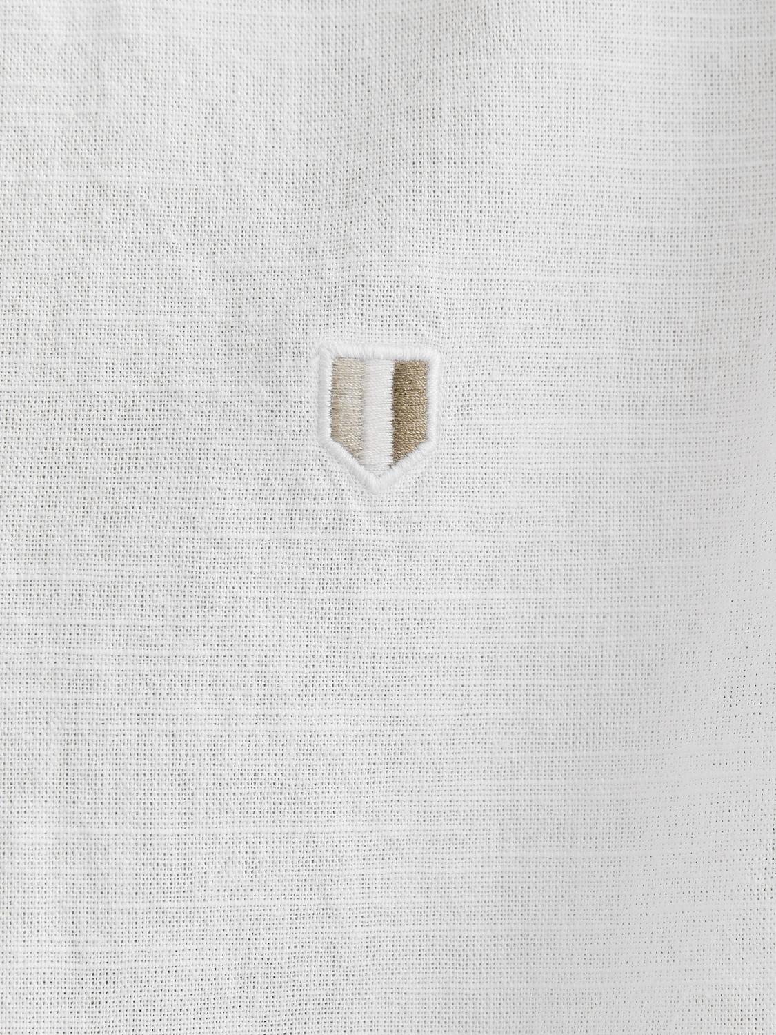 تفاصيل خامة القميص القطني الأبيض من جاك آند جونز – ملمس ناعم وجودة عالية