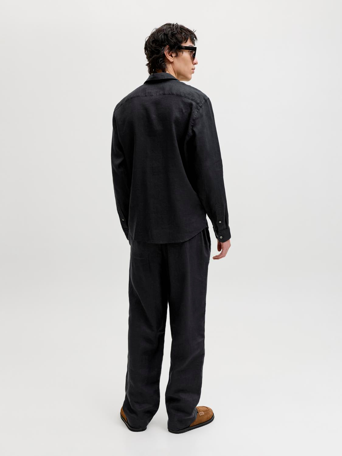 model_shot-back