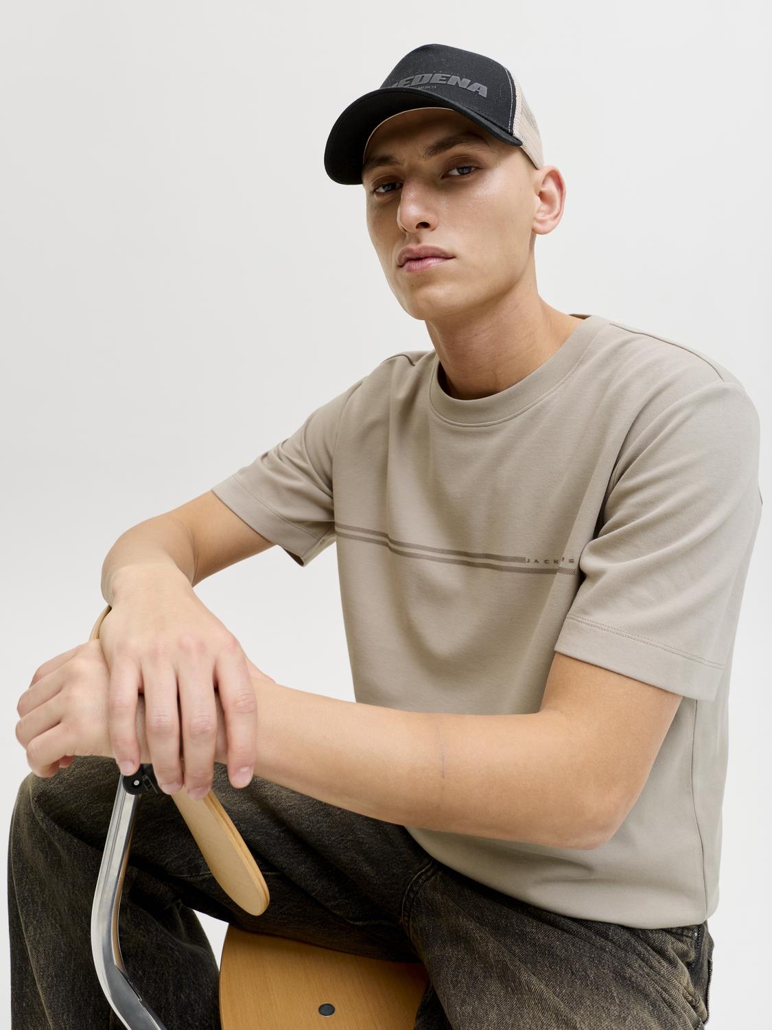 model_shot-creative