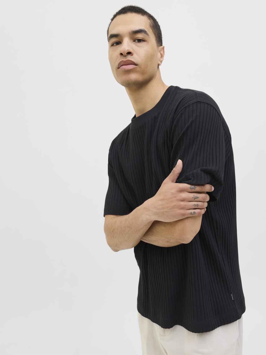 تيشيرت رجالي قطن نص كم لون أسود من جاك آند جونز – ستايل كاجوال شبابي