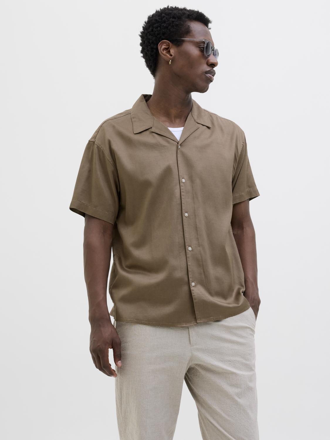 تفاصيل الأزرار للقميص الرجالي