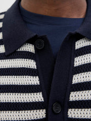 عرض لياقة القميص بولو الرجالي من جاك آند جونز مع تفاصيل الأزرار.