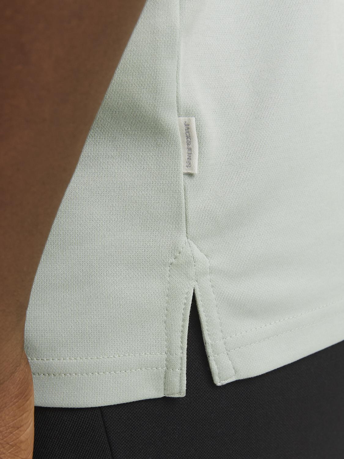 تصميم البادج الجانبي للتيشيرت