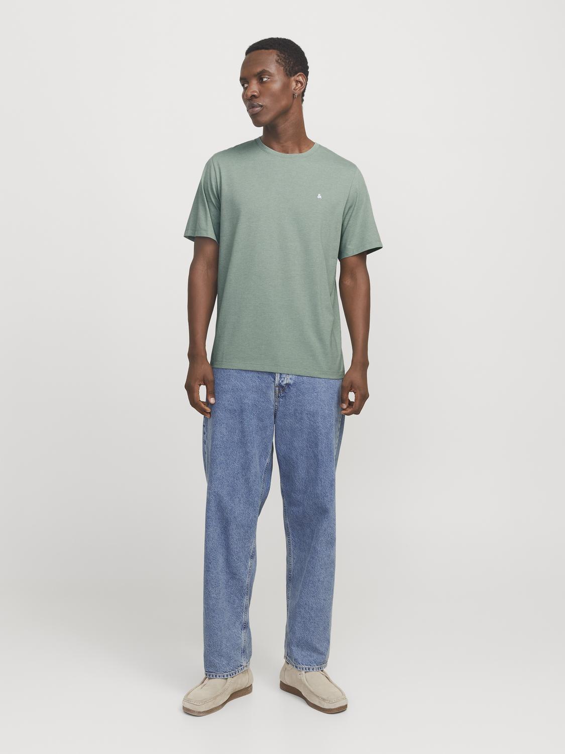 model_shot-front_full
