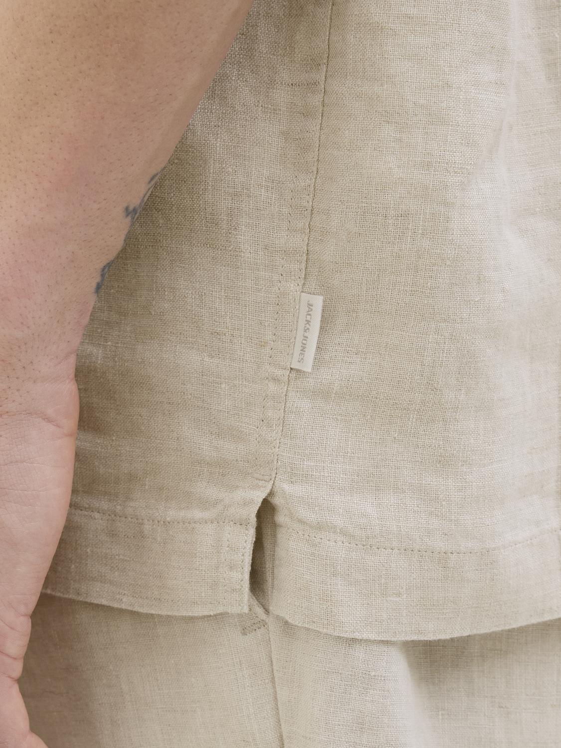 قميص رجالي أنيق بلون فضي لامع من جاك آند جونز