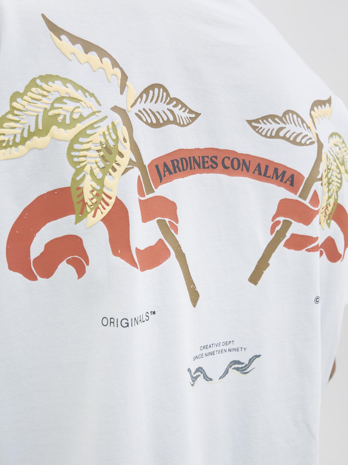 صورة خلفية كاملة للتيشيرت على الموديل