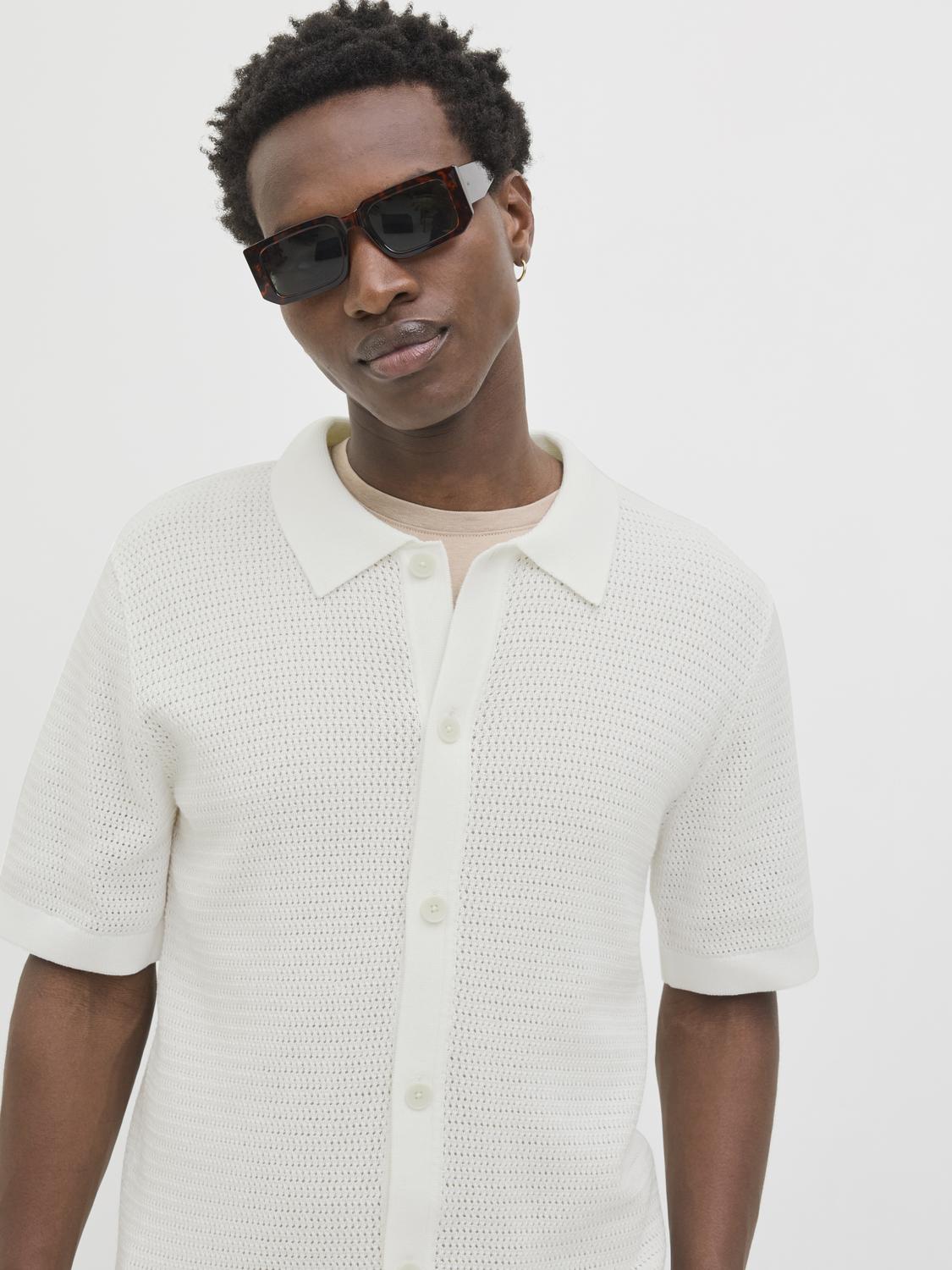 قميص بولو رجالي قطن نص كم من جاك آند جونز يتميز بتصميم عصري من قماش البيكيه المريح. اختره اليوم لمظهرك الكاجوال الأنيق!