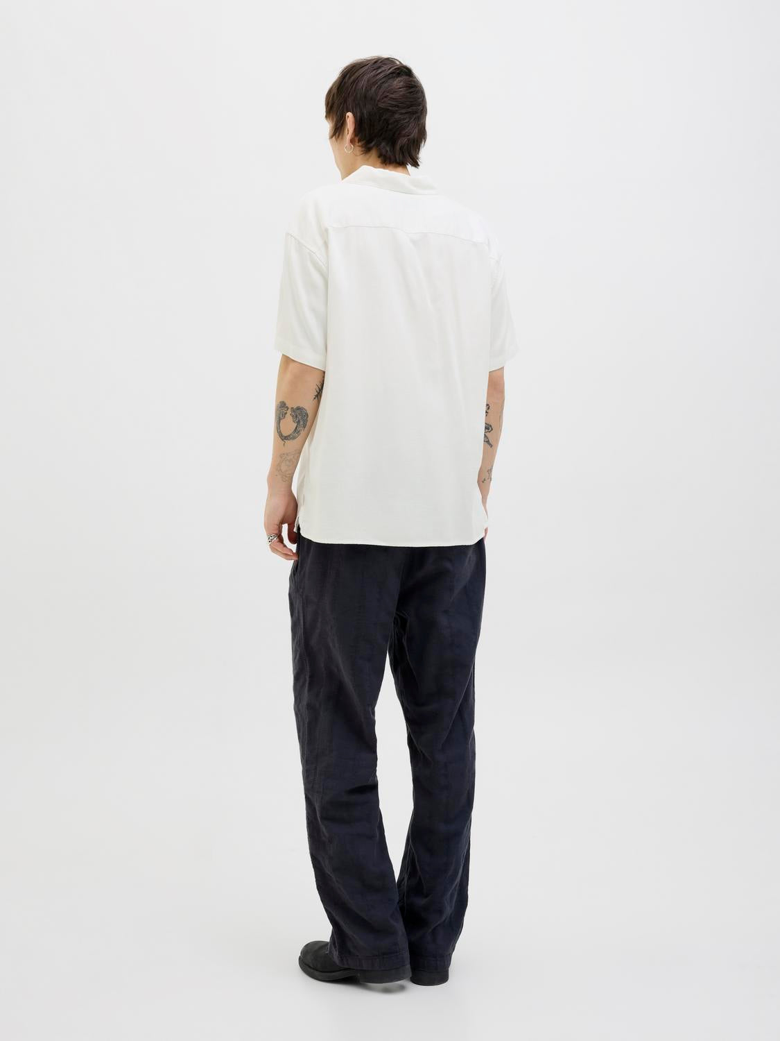 قميص رجالي أبيض صيفي بياقة Resort من جاك آند جونز – تصميم Loose Fit أنيق