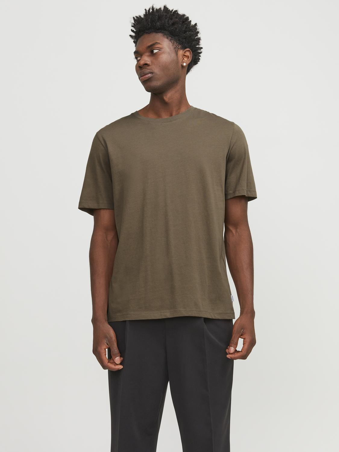 model_shot-front
