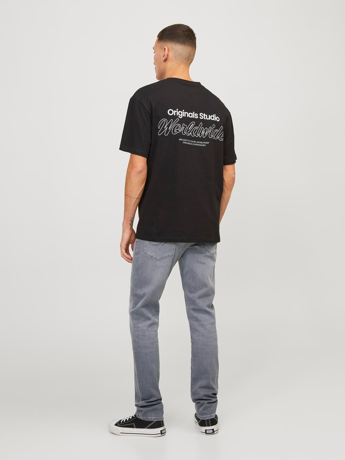 صورة خلفية للبنطلون مفردًا توضح التصميم الكامل