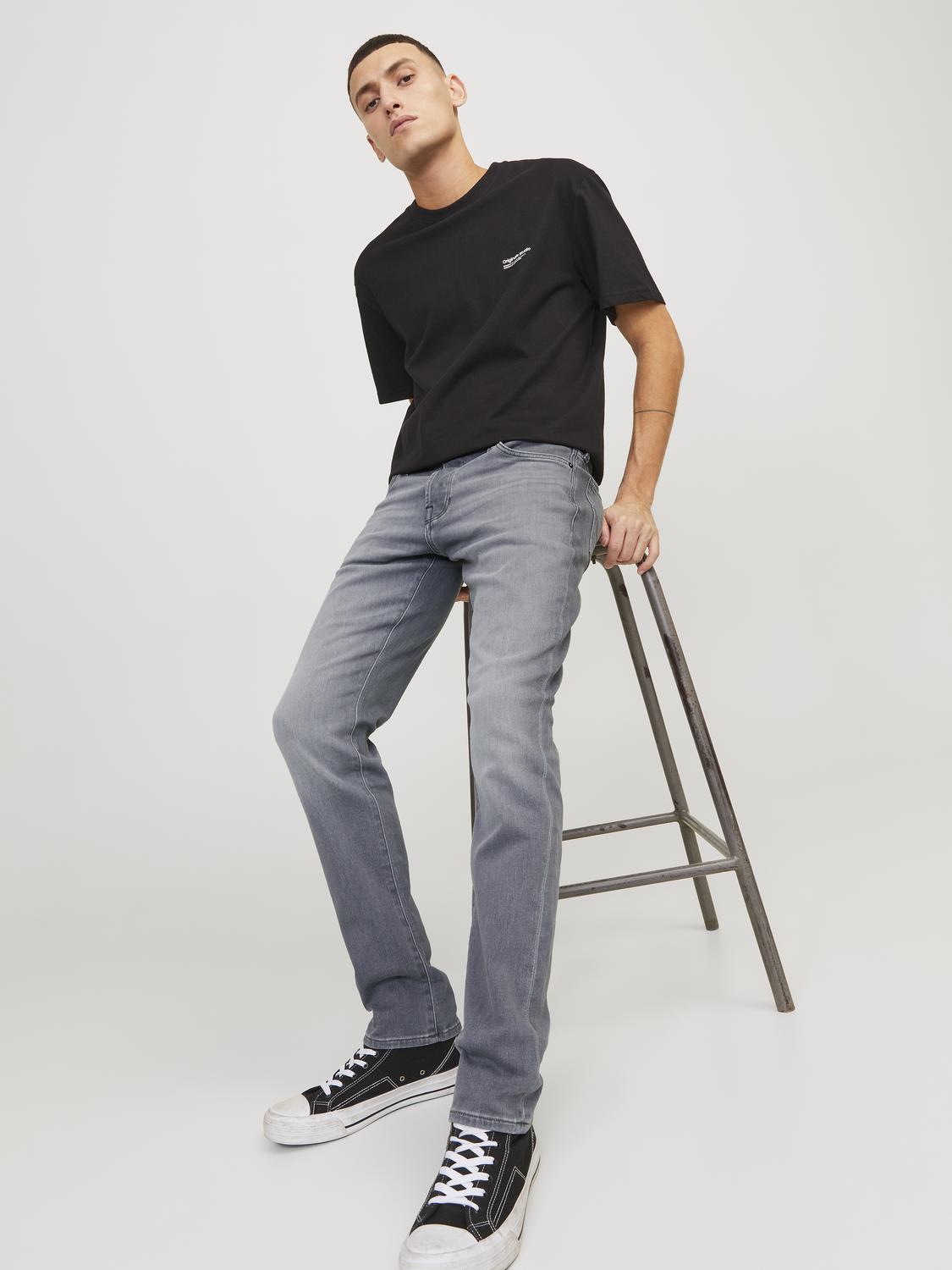 موديل جالس على كرسي يظهر مرونة البنطلون