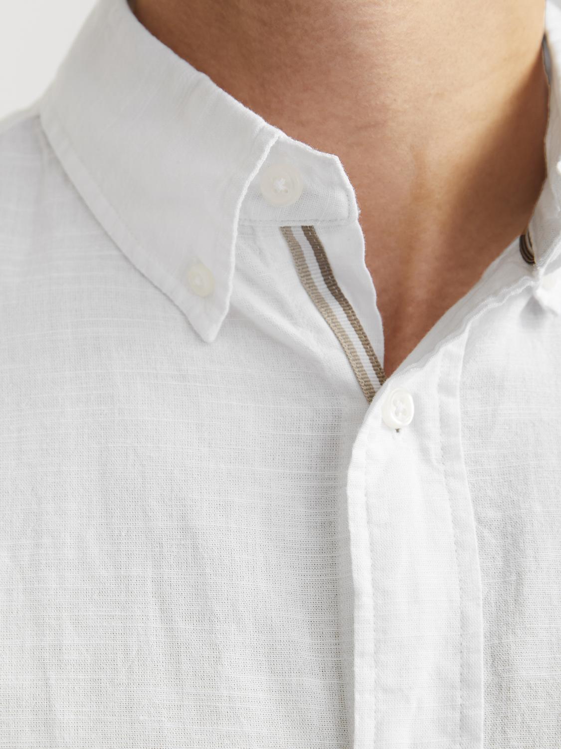 ياقة القميص الرجالي من جاك آند جونز – تصميم أنيق بأزرار خفية