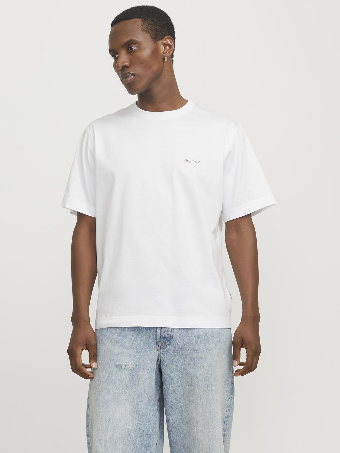 تيشيرت أبيض أنيق على موديل أمامي