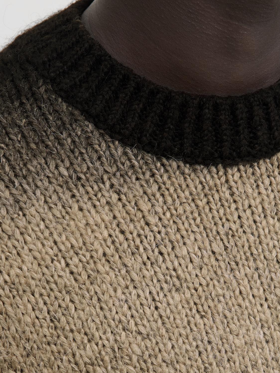 تفاصيل ياقة بولفر جاك آند جونز الأسود البيج الفاخر
