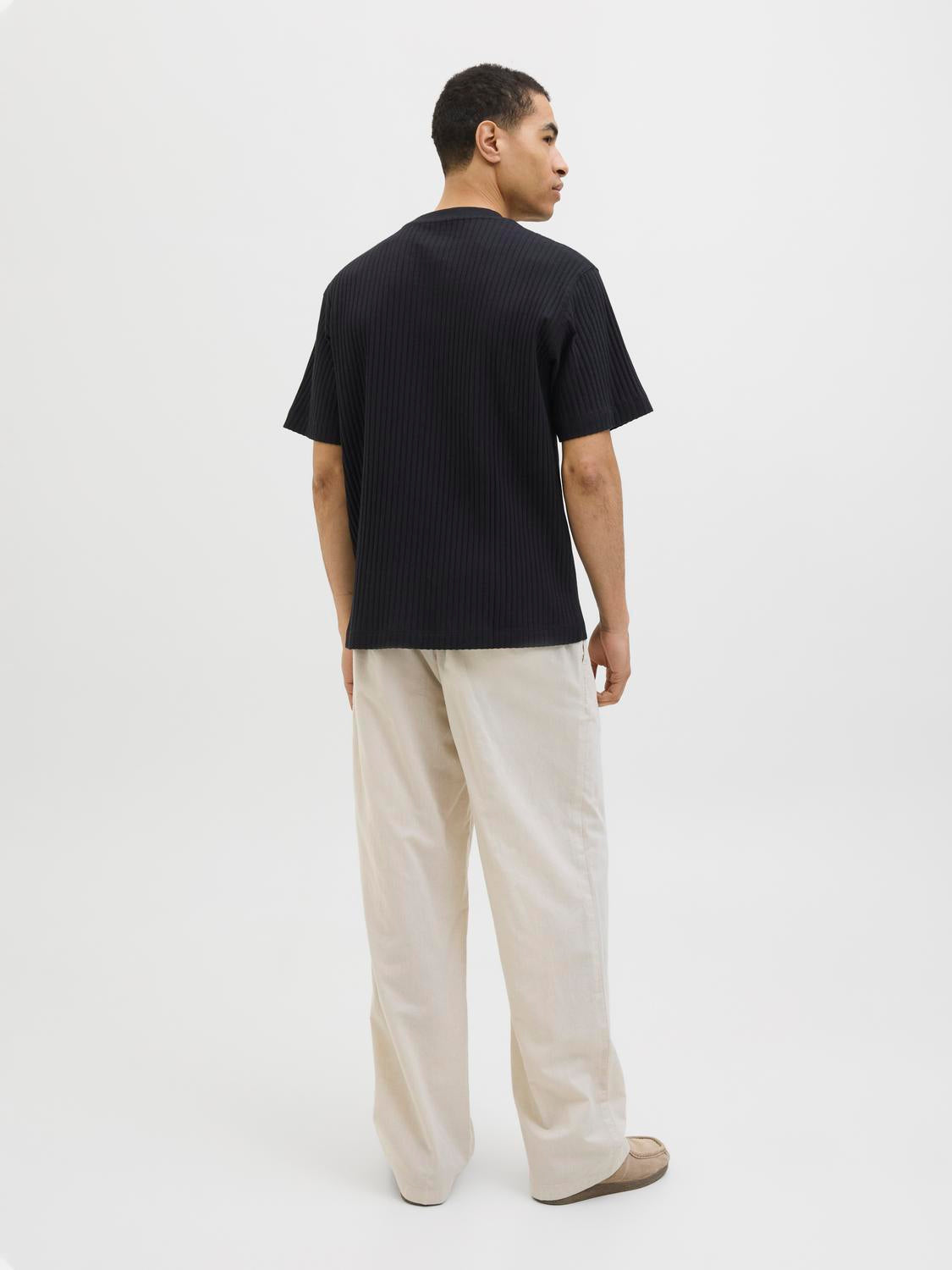 تيشيرت رجالي قطن نص كم لون أسود من جاك آند جونز – ستايل كاجوال شبابي