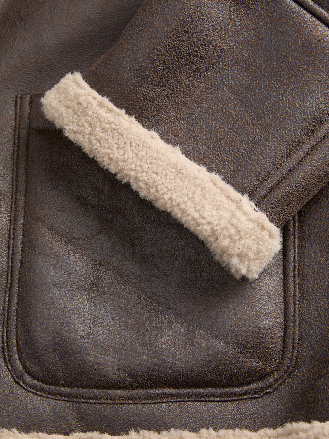 تفاصيل أكمام جاكيت جوركامبريدج