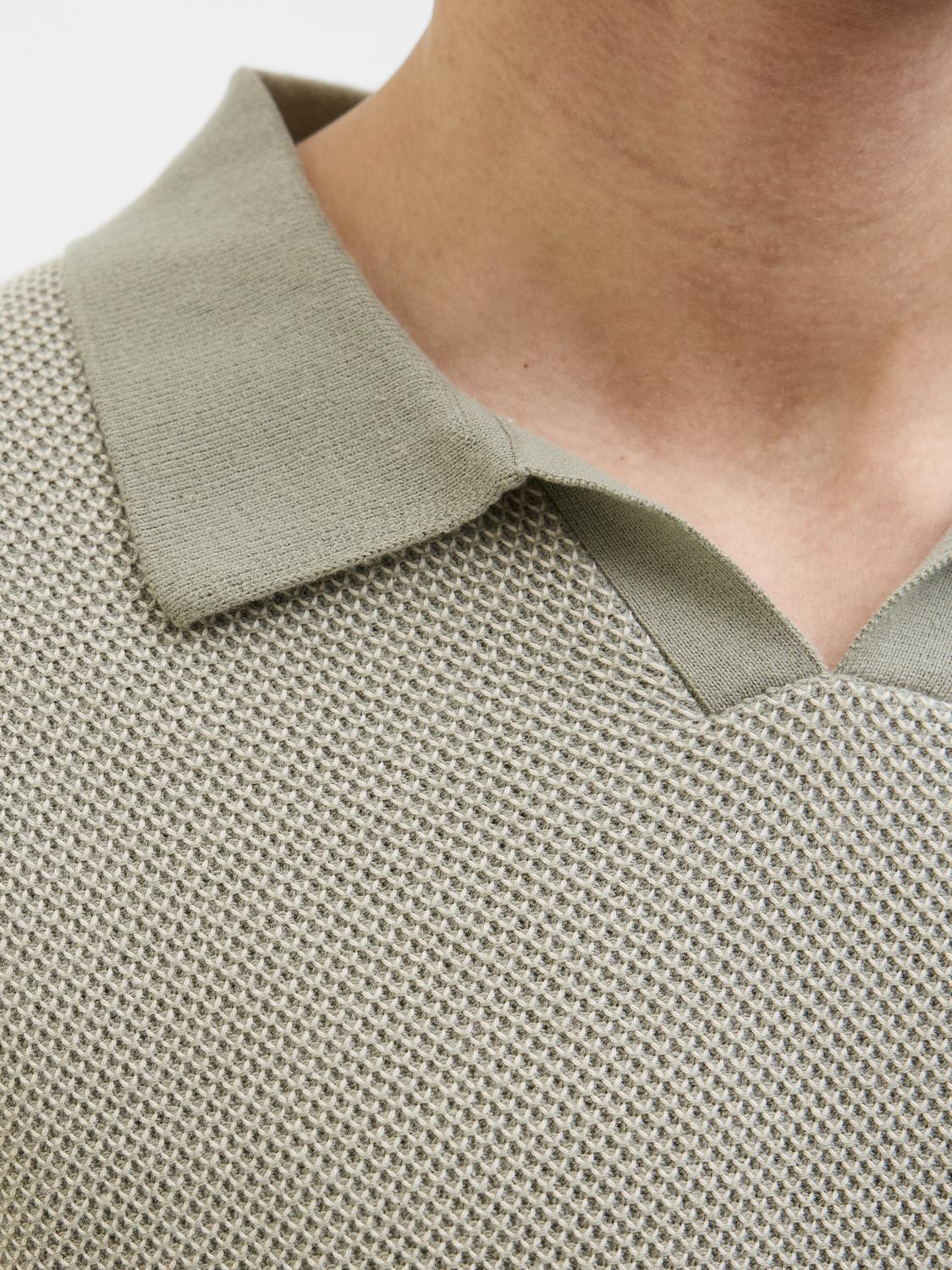 تفاصيل الرقبة السبليت في التيشيرت الرجالي