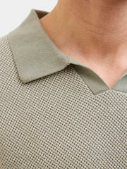 تفاصيل الرقبة السبليت في التيشيرت الرجالي