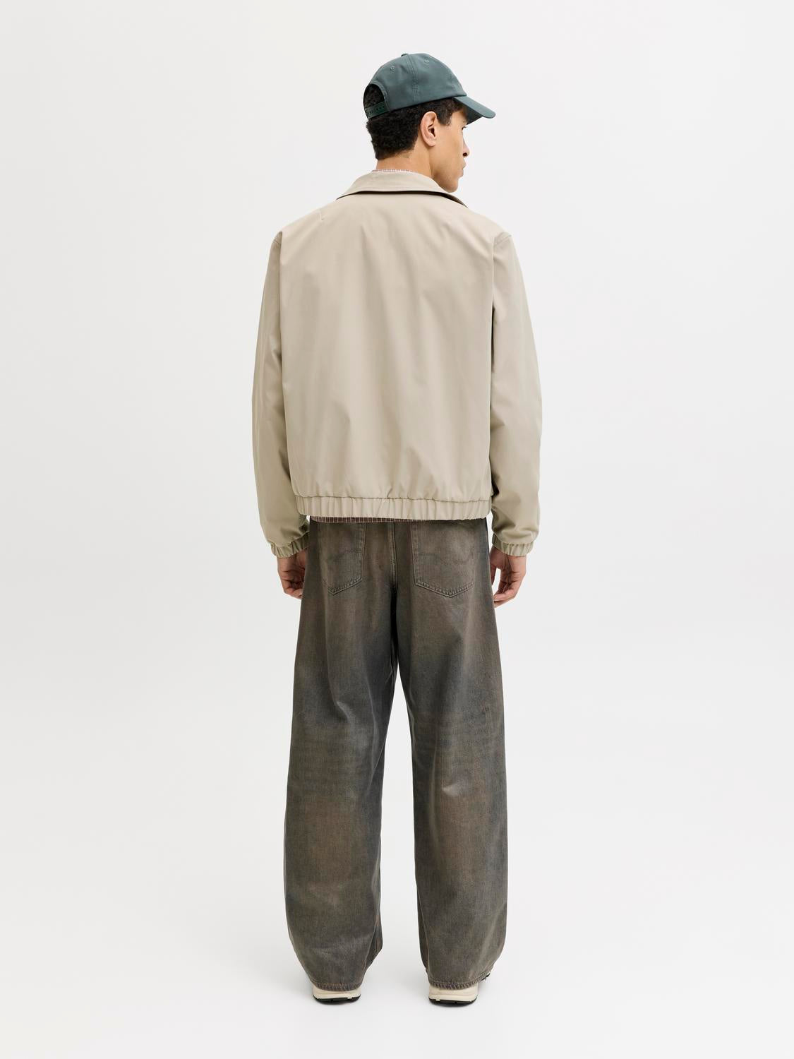 model_shot-back