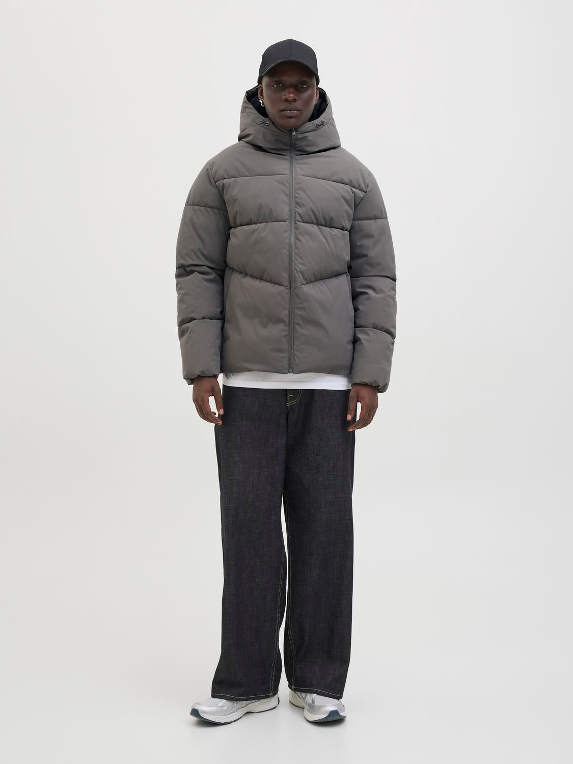 النص العربي الاحترافي يركز على اللون الرمادي الداكن