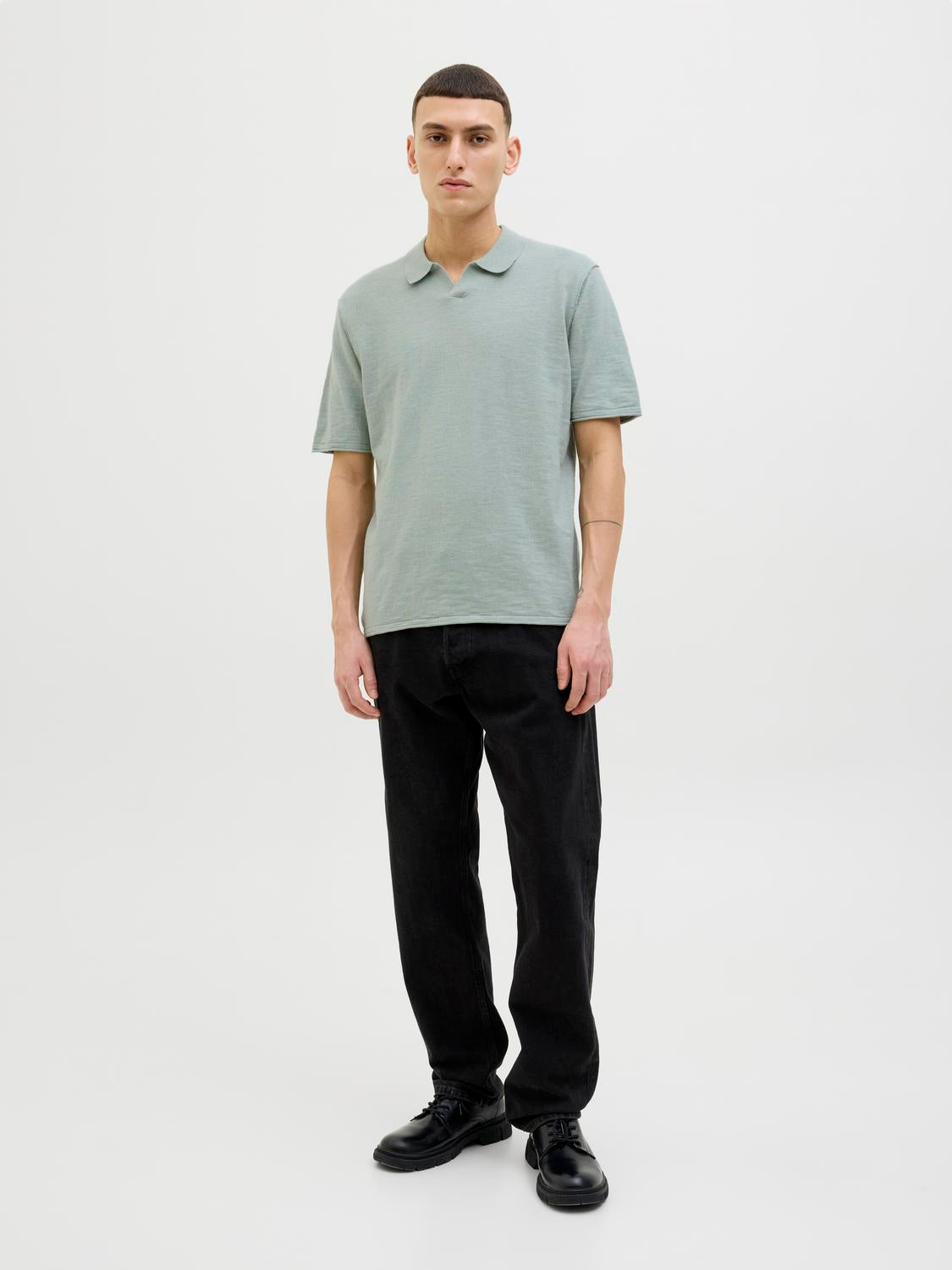 model_shot-front_full