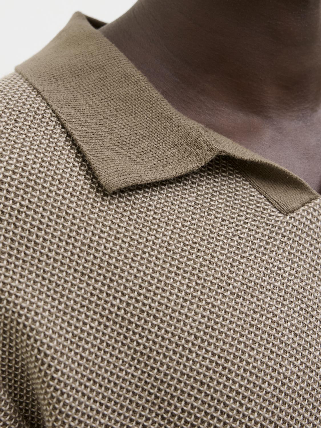 إطلالة أمامية وخلفية للتيشيرت