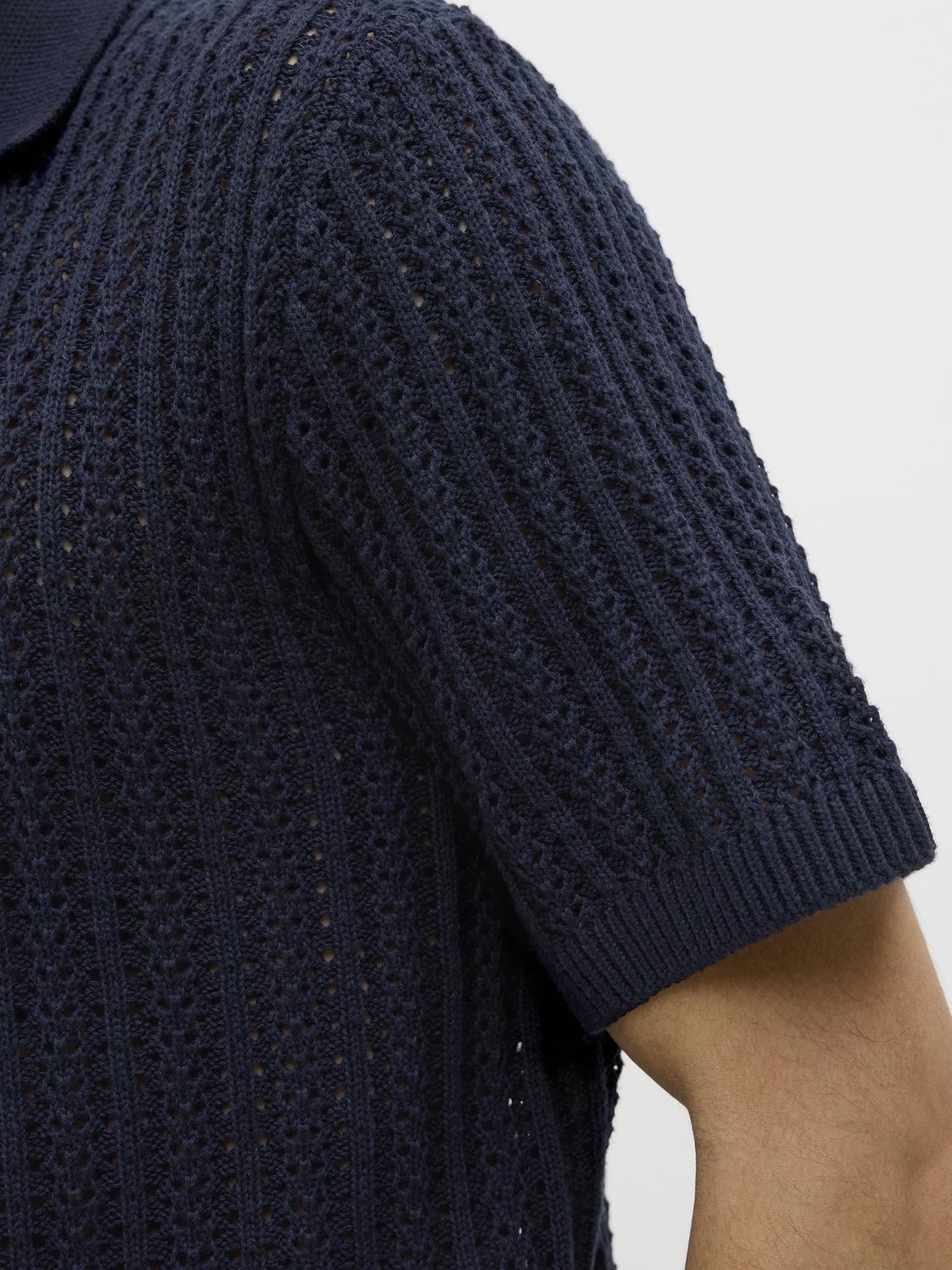 خامة مرنة وأنيقة من الخلف – بولو رجالي بلون داكن