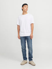 شخص يرتدي بنطلون جينز جيجيمايك الأزرق مع تيشيرت أبيض، يعكس إطلالة عصريّة ومريحة