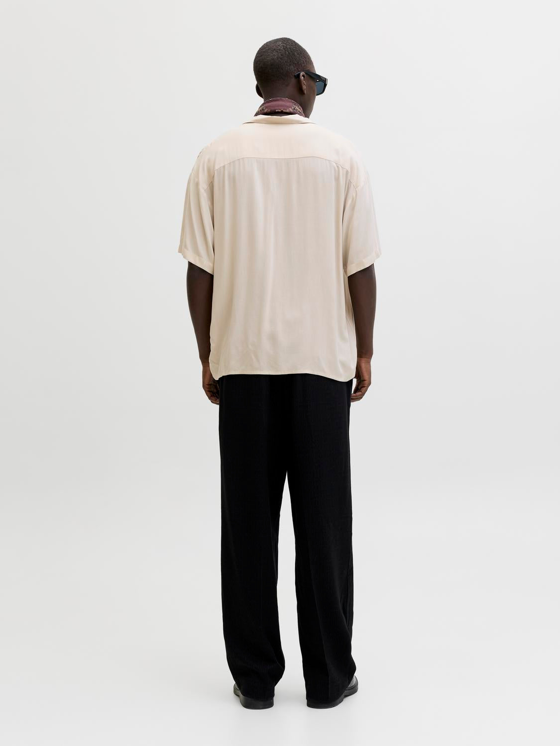 model_shot-back