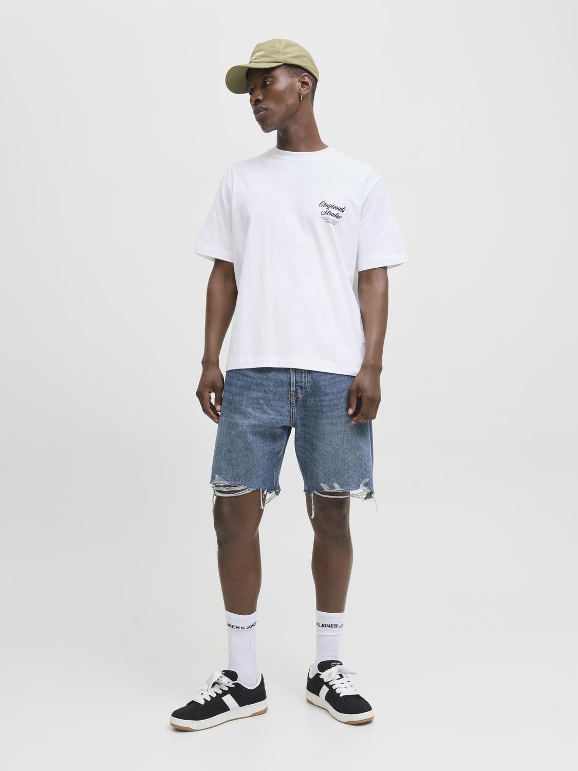 موديل يرتدي تيشيرت رجالي أبيض كاجوال من جاك آند جونز – واجهة أمامية