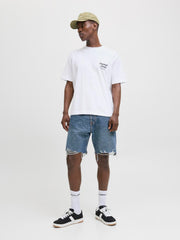 موديل يرتدي تيشيرت رجالي أبيض كاجوال من جاك آند جونز – واجهة أمامية